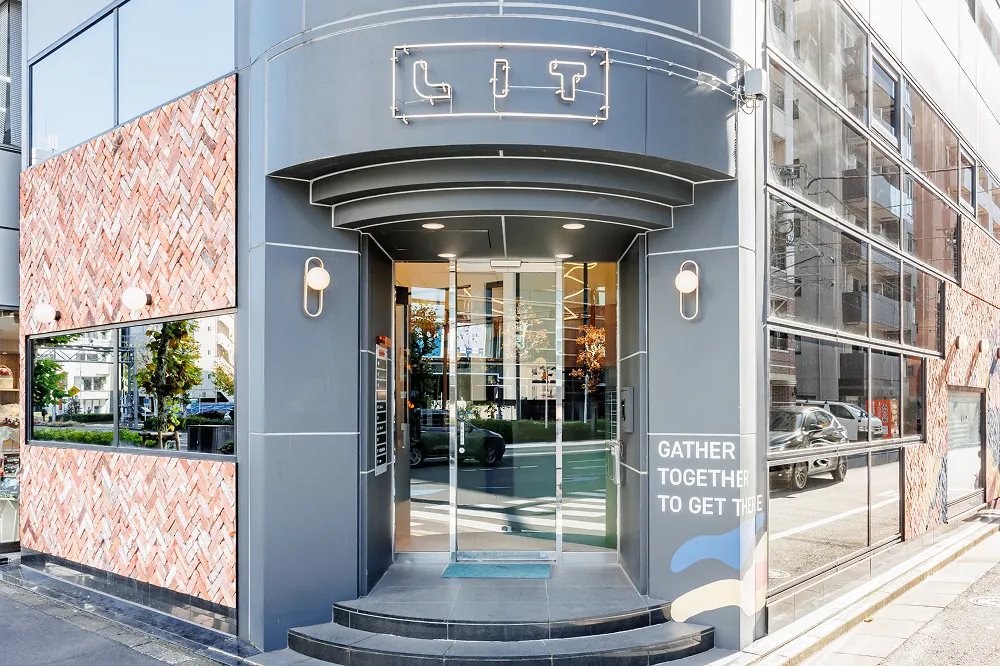 本社の入るLITビルの入口